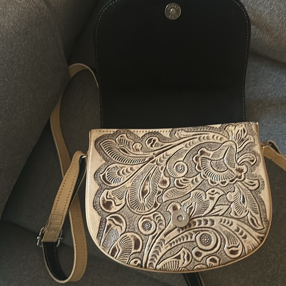 HAND TOOLED Ivory Color leather cross body or shoulder bag from Mexico NWOT - Picture 7 of 7